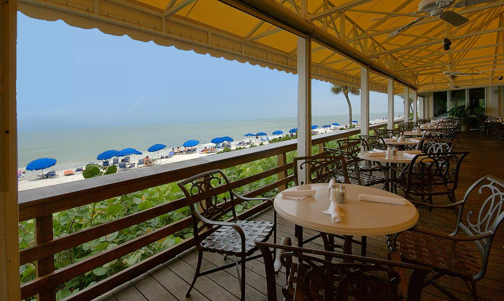 Pelican Bay: Beach and Restaurant